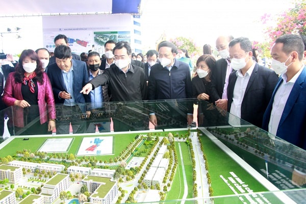Mô hình khu nhà ở công nhân Đông Mai. Ảnh Thu Chung