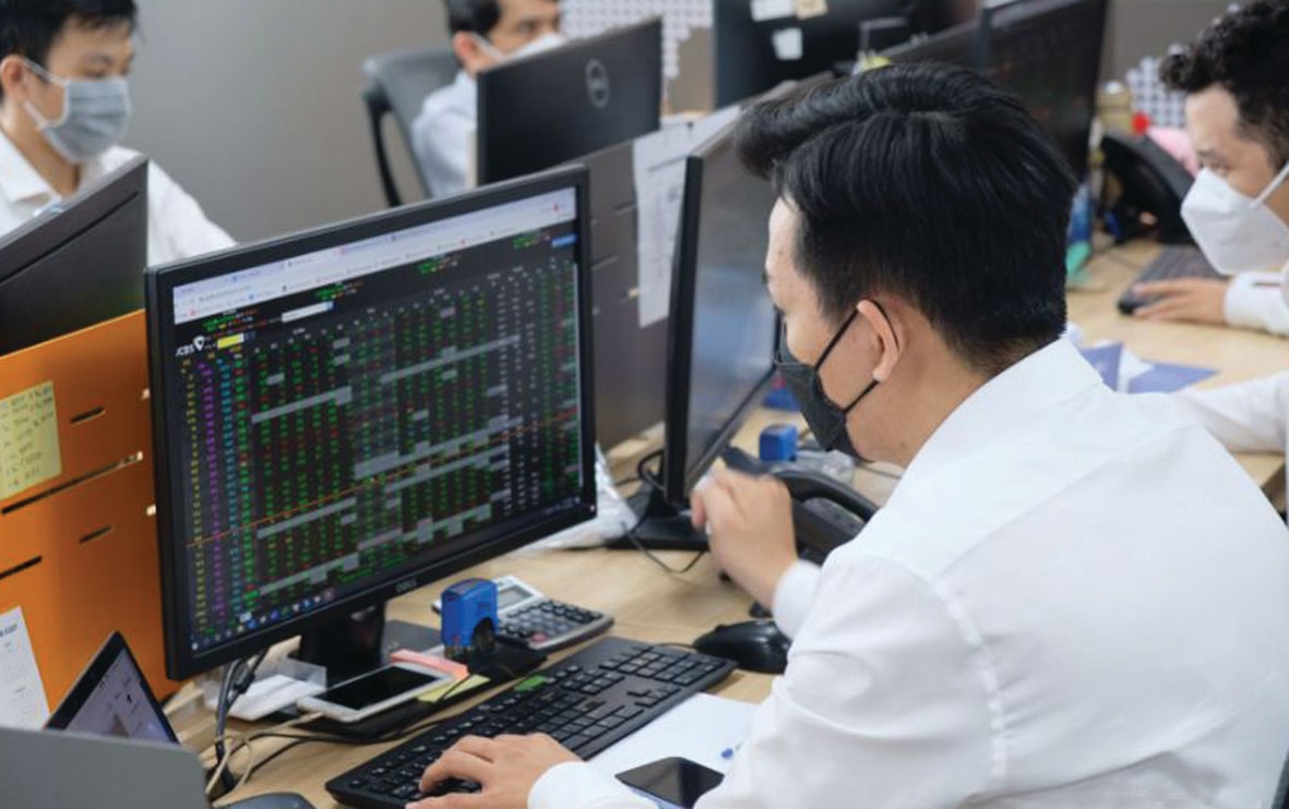  Nhà đầu tư nên lựa chọn cổ phiếu của những doanh nghiệp có lợi thế.