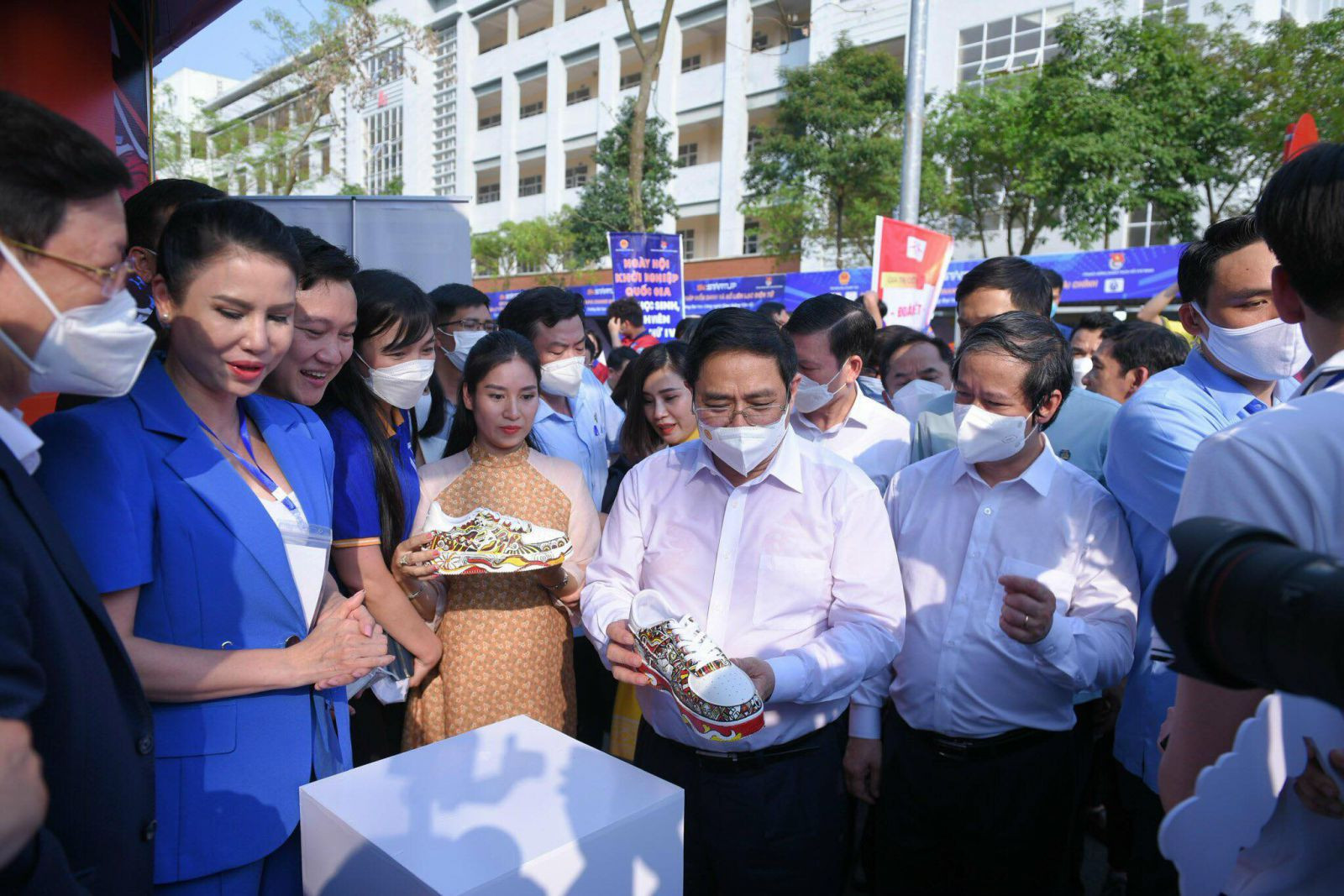 Thủ tướng Phạm Minh Chính dự các gian hàng tại Ngày hội Khởi nghiệp quốc gia