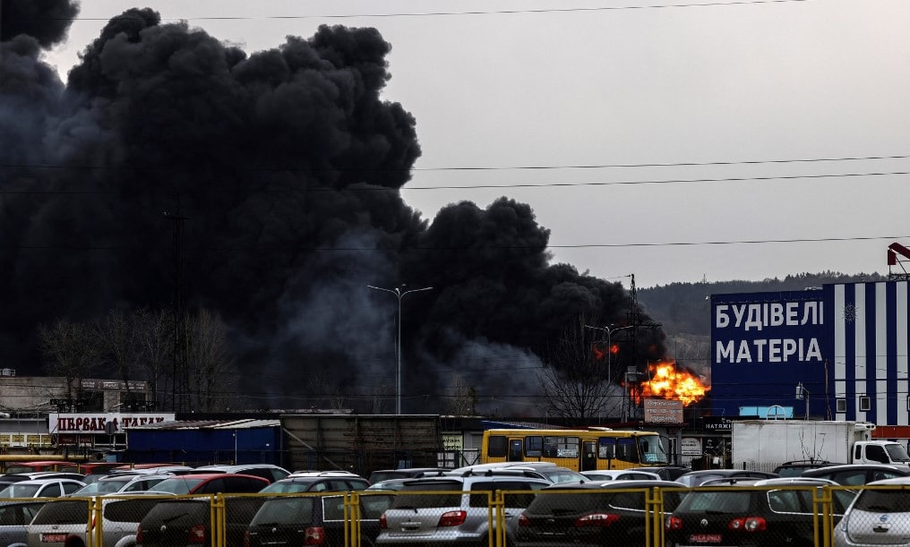 Cột khói bốc lên từ địa điểm bị không kích tại Lviv, miền tây Ukraine, hôm 26/3. Ảnh: AFP.