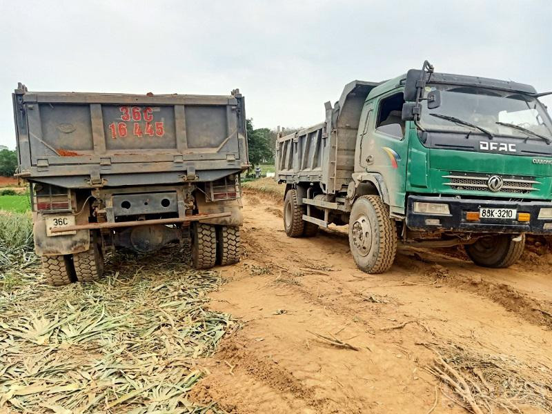 Xe chờ vào điểm khai thác xã Quảng Phú, huyện Thọ Xuân để đưa tài nguyên đi tiêu thụ