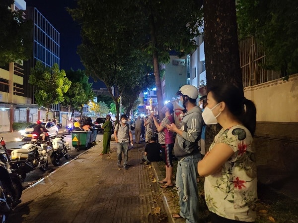 Người dân theo dõi khám xết nhà riêng của bị can Nguyễn Phương Hằng tại TP.HCM.