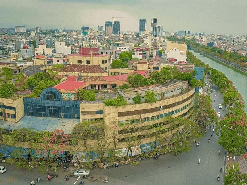 Chợ Sắt Hải Phòng có từ thời Pháp thuộc, thế kỷ 19 do một người Pháp có tên Balaurd xây dựng hoàn toàn bằng sắt, lúc đầu chợ có tên là Chợ Lớn (Grande Marche’) nhưng người dân quen gọi là Chợ Sắt cho đến ngày nay.