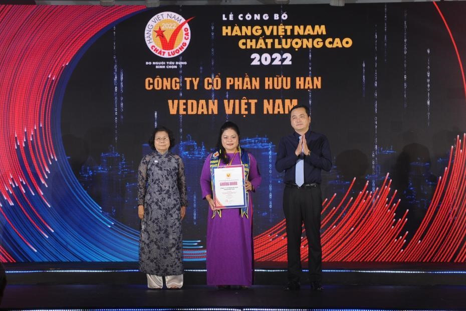 (Bà Nguyễn Thu Thủy -Phó giám đốc đối ngoại- đại diện Vedan Việt nam nhận chứng nhận HVNCLC 2022)