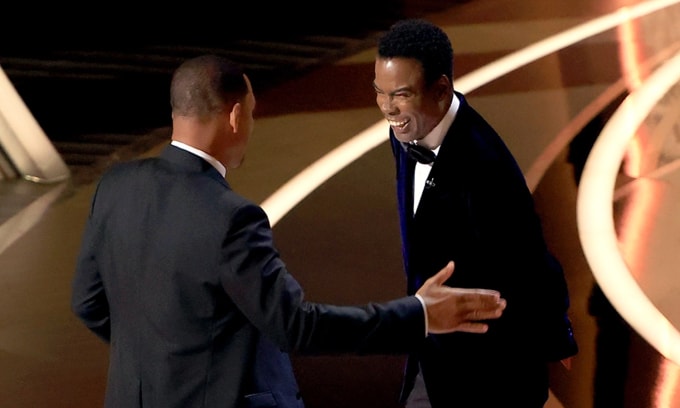 Khoảnh khắc Will Smith (trái) tát Chris Rock ngay trên sân khấu Oscar 2022. Ảnh: Variety