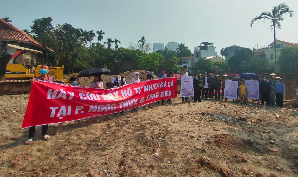 Người dân ở P.Ngọc Thuỵ căng băng rôn phản đối chủ trương lấp hồ Bà Đồ để phân lô bán nềnp/ĐAN HẠ