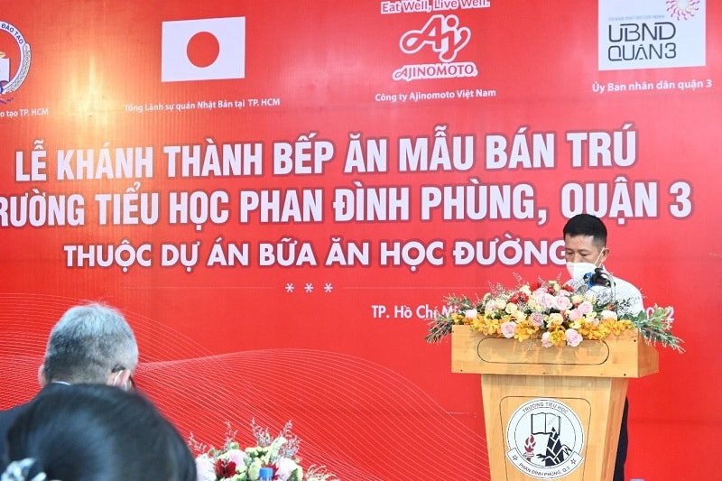 Ông Nguyễn Văn Lợi - Hiệu trưởng trường tiểu học Phan Đình Phùng chia sẻ kế hoạch sử dụng bếp ăn trong năm học tới.