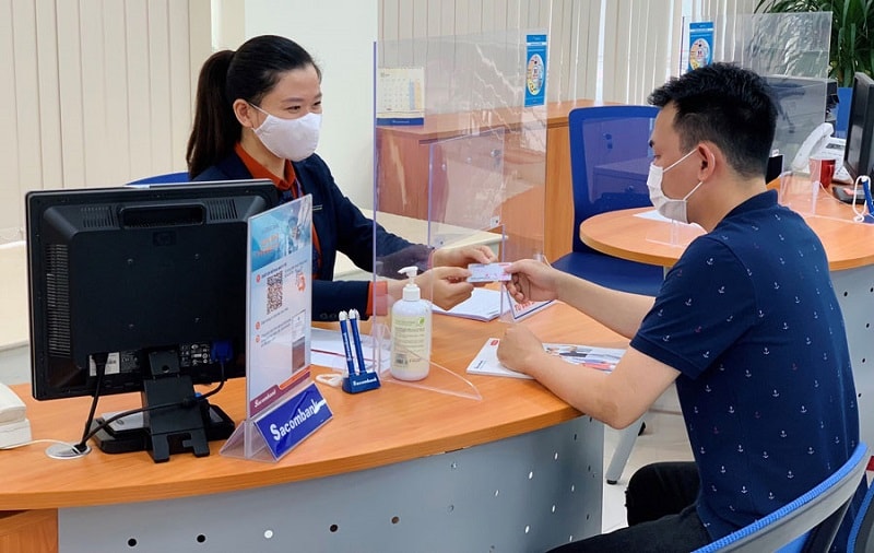 Khách hàng giao dịch tại Sacombank