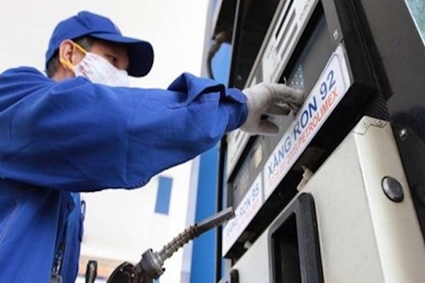 Gía xăng dầu thế giới tăng đương nhiên kéo theo giá trong nước tăng, cộng với việc nguyên nhân chủ quan về cơ chế, cung cách điều hành của chúng ta gây áp lực lớn cho thị trường
