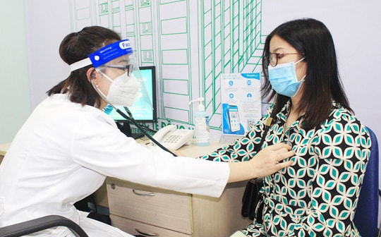 Bệnh nhân đến bệnh viện kiểm tra sức khỏe sau khi có những biến chứng hậu COVID-19. 