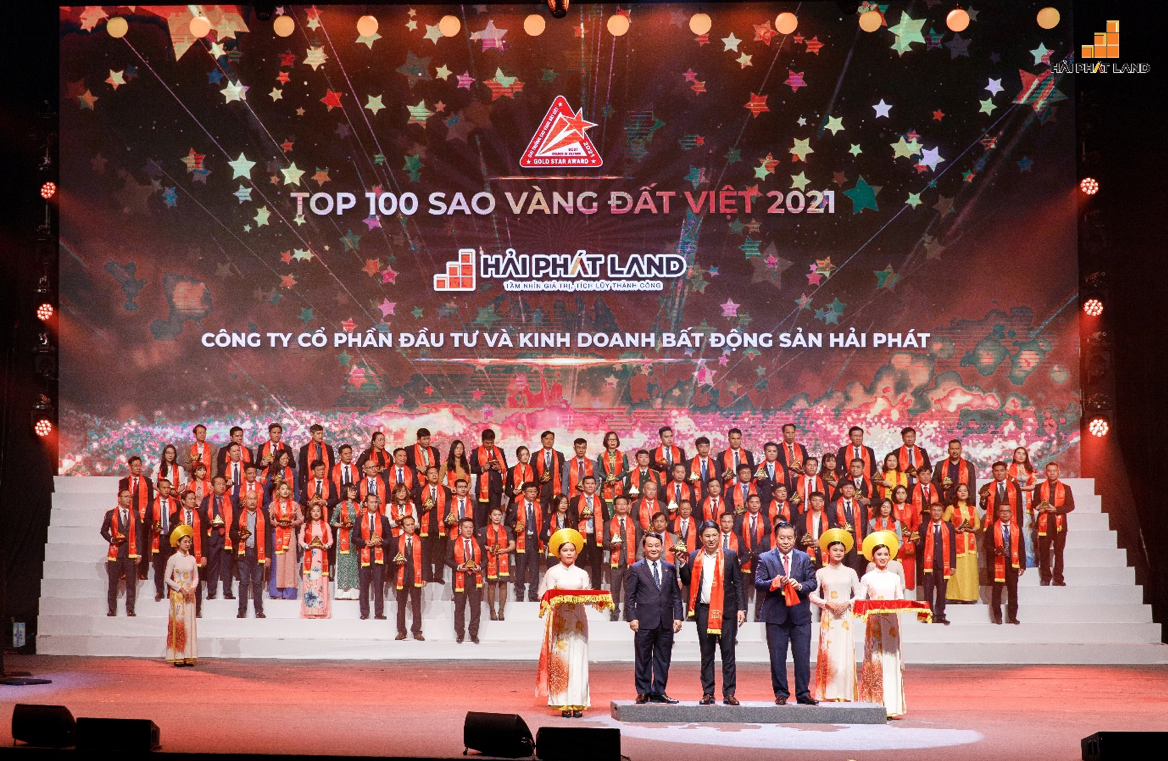 Ông Lại Quốc Thắng Phó Tổng giám đốc Hải Phát Land đại diện nhận giảip/Top 100 Sao Vàng đất Việt 2021