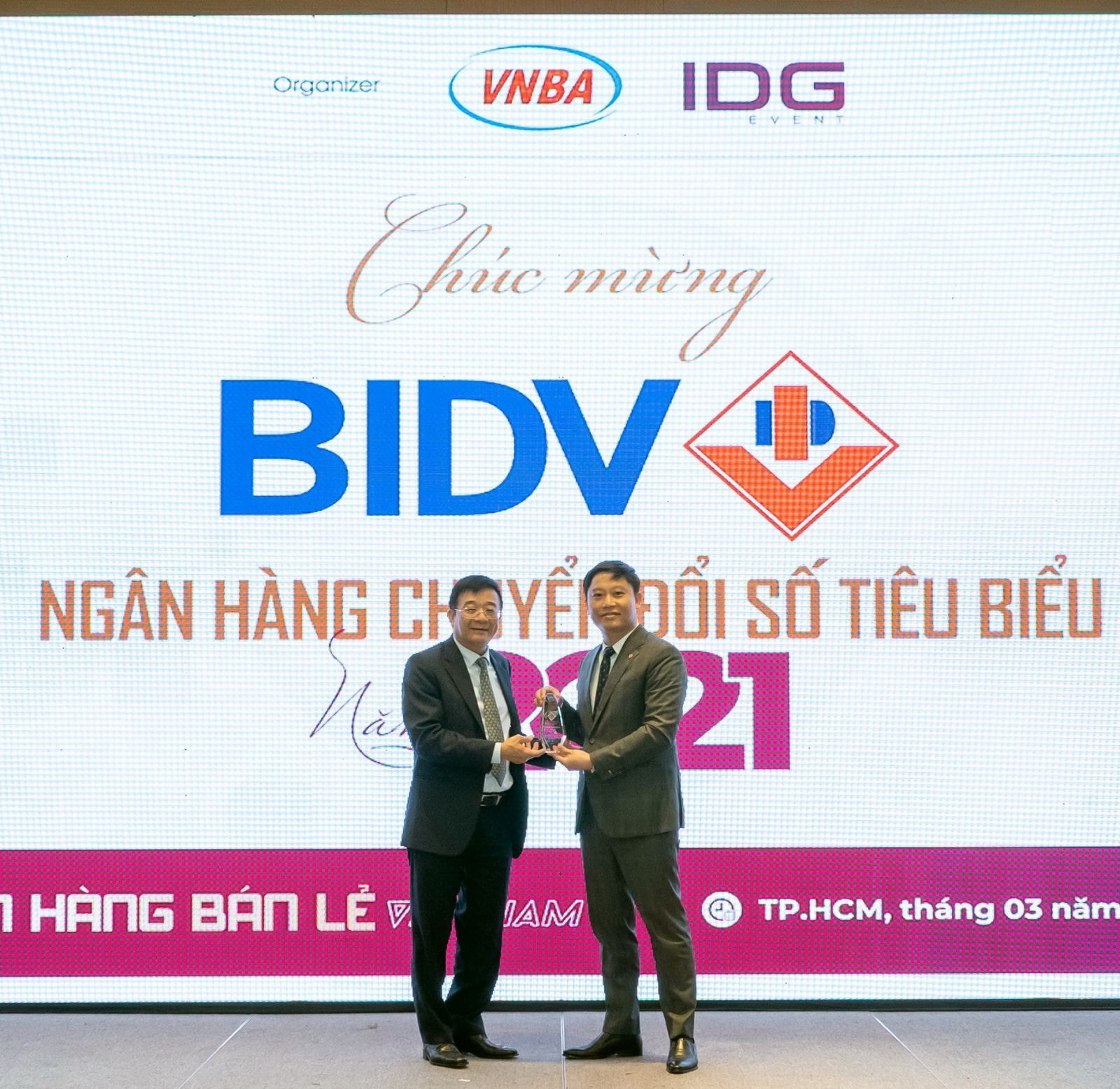 Đại diện BIDV nhận giải ngân hàng số tiêu biểu