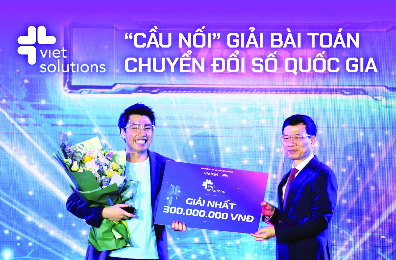 p/Bộ trưởng Nguyễn Mạnh Hùng trao giải nhất cuộc thi Viet Solutions 2021 cho đại diện Vintom - giải pháp chuyển dữ liệu số sang video.