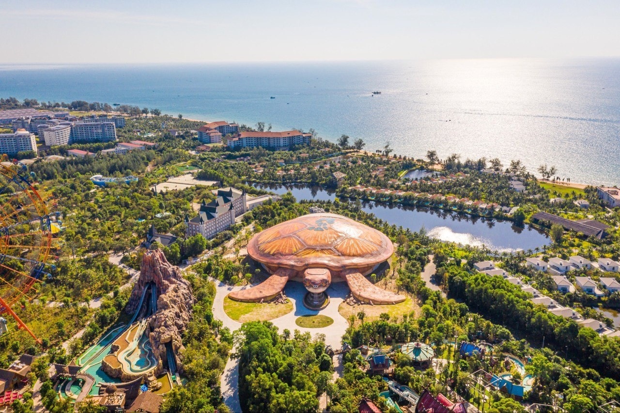 Mùa hè này, Phú Quốc United Center hứa hẹn tiếp tục là điểm “check in” siêu đỉnh của các tín đồ du lịch với loạt công trình biểu tượng và trải nghiệm đỉnh cao như chương trình khám phá thiên nhiên bán hoang dã về đêm hay Cung điện Hải Vương – một trong những thủy cung lớn nhất thế giới với tạo hình rùa biển khổng lồ chuẩn bị ra mắt. 