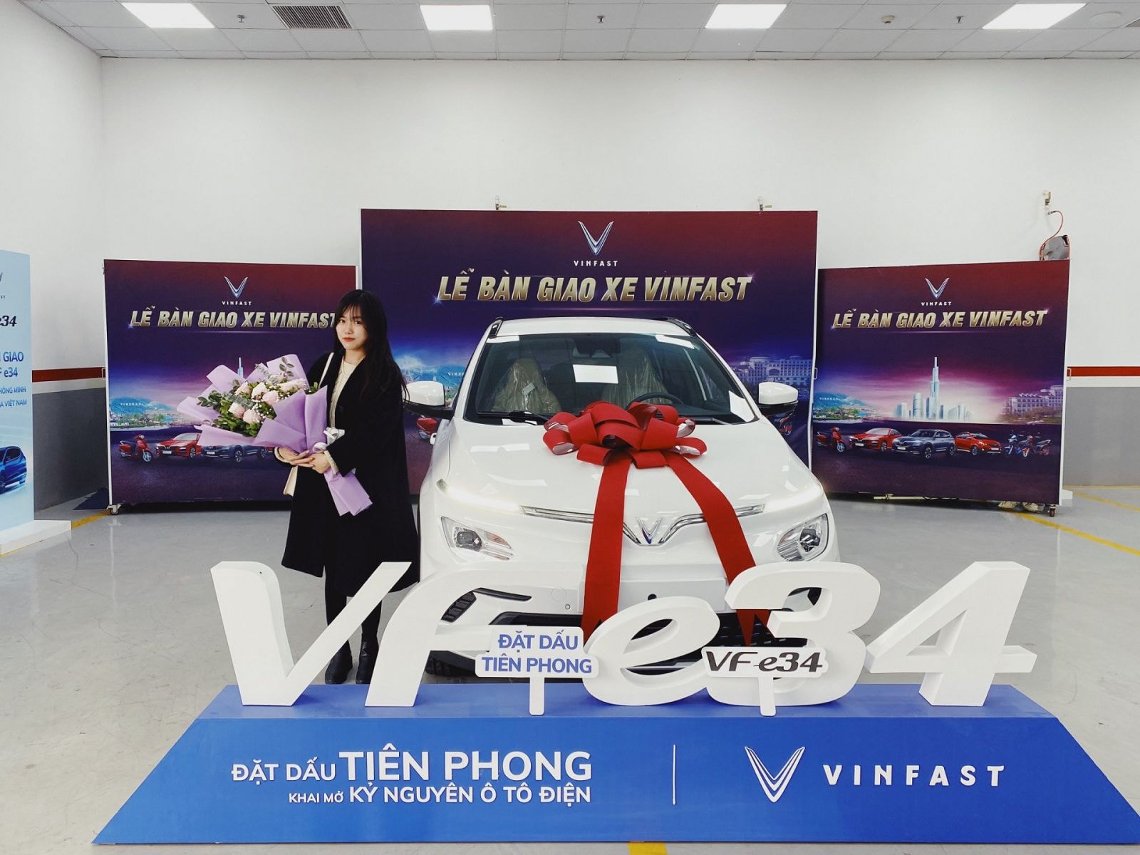 Bích Phương nhận bàn giao chiếc xe ô tô điện thông minh VF e34.