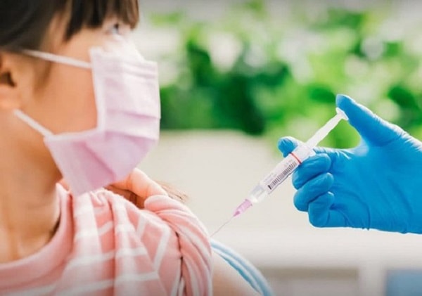 Nếu xác định trẻ chắc chắn đã bị dị ứng rất nặng với chất nào đó thì không nên tiêm. Ảnh minh họa