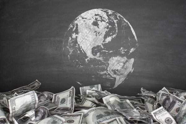 IMF cũng chỉ ra, tỷ trọng dự trữ quốc tế của đồng USD đã giảm 10 điểm phần trăm xuống 60% trong hai thập kỷ qua (ảnh: Shutterstock)