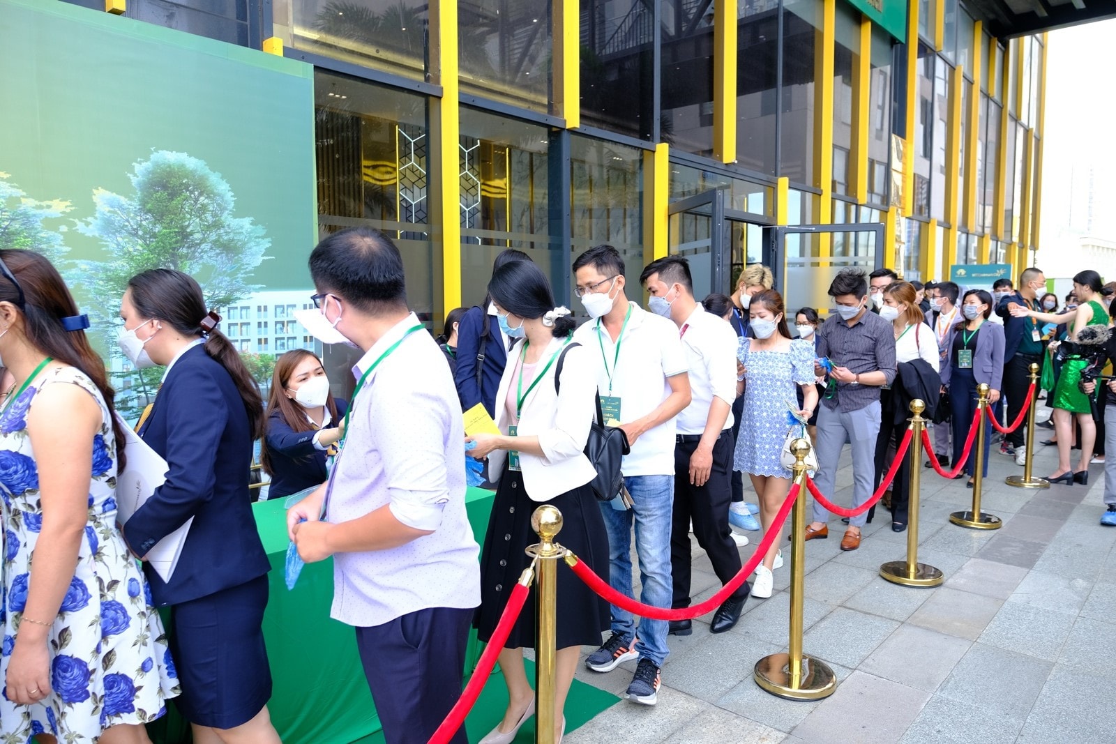 Hàng dài khách hàng nối nhau để check – in tham quan nhà mẫu dự án MT Eastmark City. 