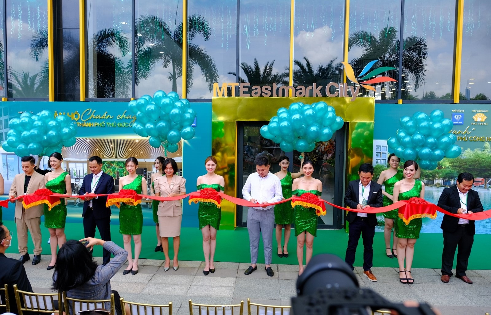 Đại diện chủ đầu tư, nhà phát triển cùng các đối tác cắt băng khai trương nhà mẫu dự án