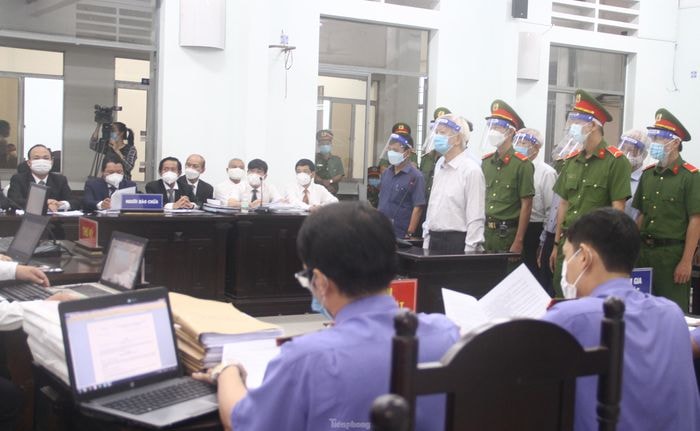 Toàn cảnh phiên tòa. 