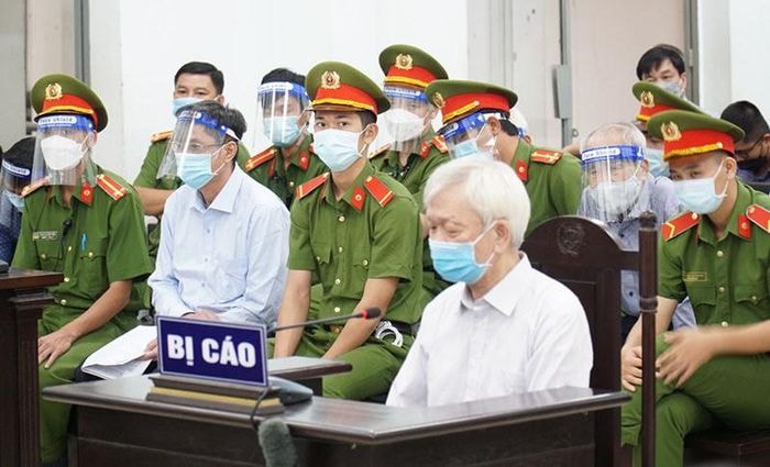 Bị cáo Nguyễn Chiến Thắng, cựu Chủ tịch UBND tỉnh Khánh Hòa trả lời HĐXX. Ảnh: PLO.