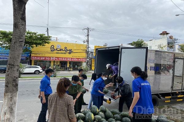 Trong 2 ngày, người Đà Nẵng đã giúp nông dân tiêu thụ hơn 100 tấn dưa hấu.