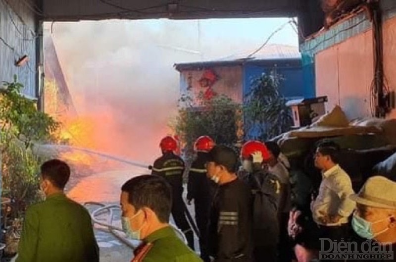 Đến 19 giờ 30, ngọn lửa vẫn bao trùm khu tập kết rác. Nhiều nhà dân sống gần khu vực công ty đã bị đổ tường bao, nứt, nổ trần, tường... Lực lượng chức năng vẫn đang nỗ lực trong công tác chữa cháy. Theo ghi nhận, đến thời điểm hiện tại, vụ cháy chưa gây thiệt hại về người