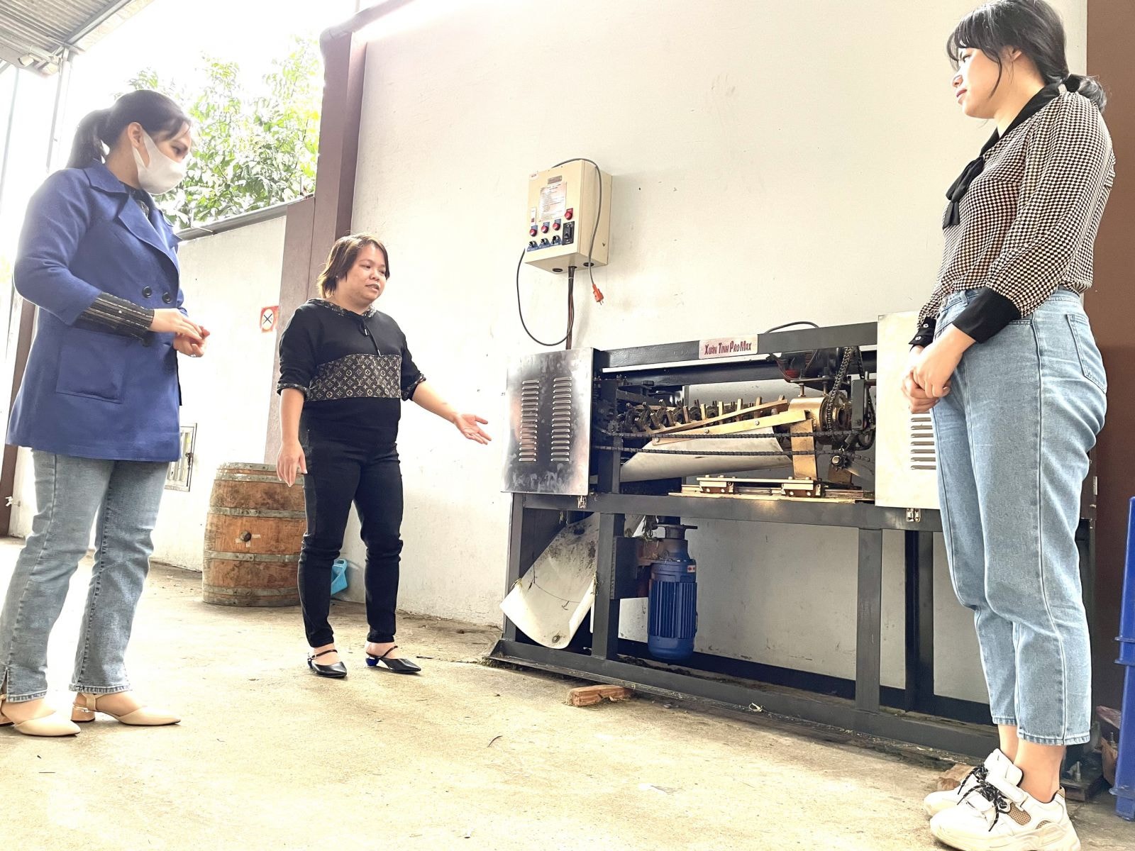 Mía được sơ chế bằng máy trước khi đóng gói xuất khẩu