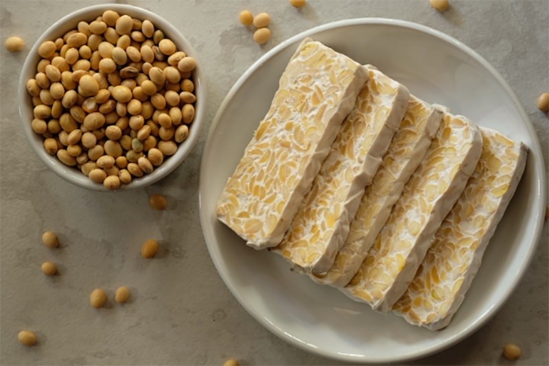 Một bát tempeh làm từ đậu nành lên men chứa tới 33 gam protein.