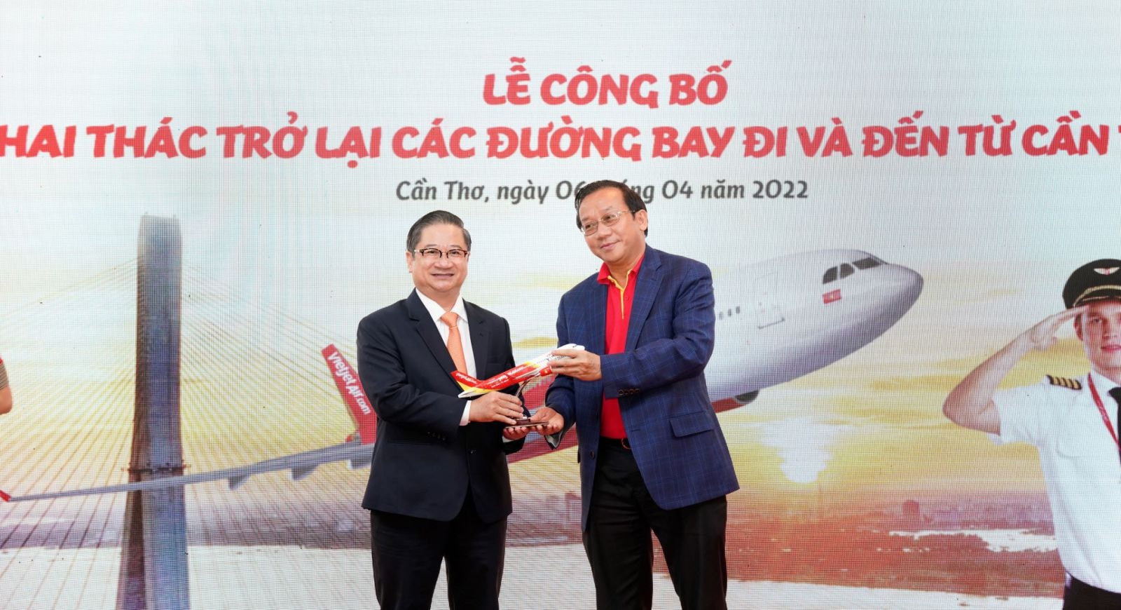 Phó Tổng giám đốc Vietjet Đỗ Xuân Quang và Chủ tịch UBND TP. Cần Thơ Trần Việt Trường (bên trái) tại buổi lễ