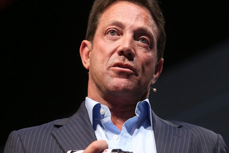 Jordan Belfort, một tay chơi chứng khoán lọc lõi với biệt danh 