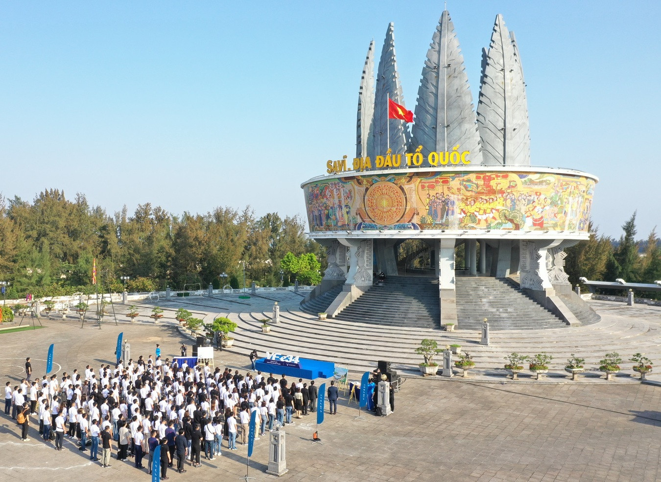 Sau 4 giờ đồng hồ, các thành viên đoàn Caravan xe điện đã chinh phục thành công Sa Vĩ. Lễ chào cờ tại địa đầu Tổ quốc diễn ra vô cùng trang nghiêm và xúc động.br class=