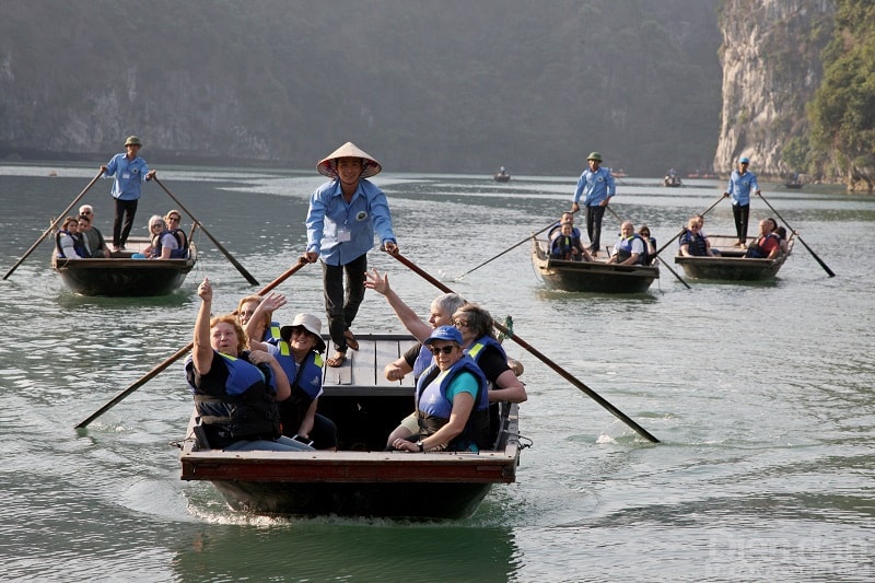 Du khách về tham quan tại Cát Bà