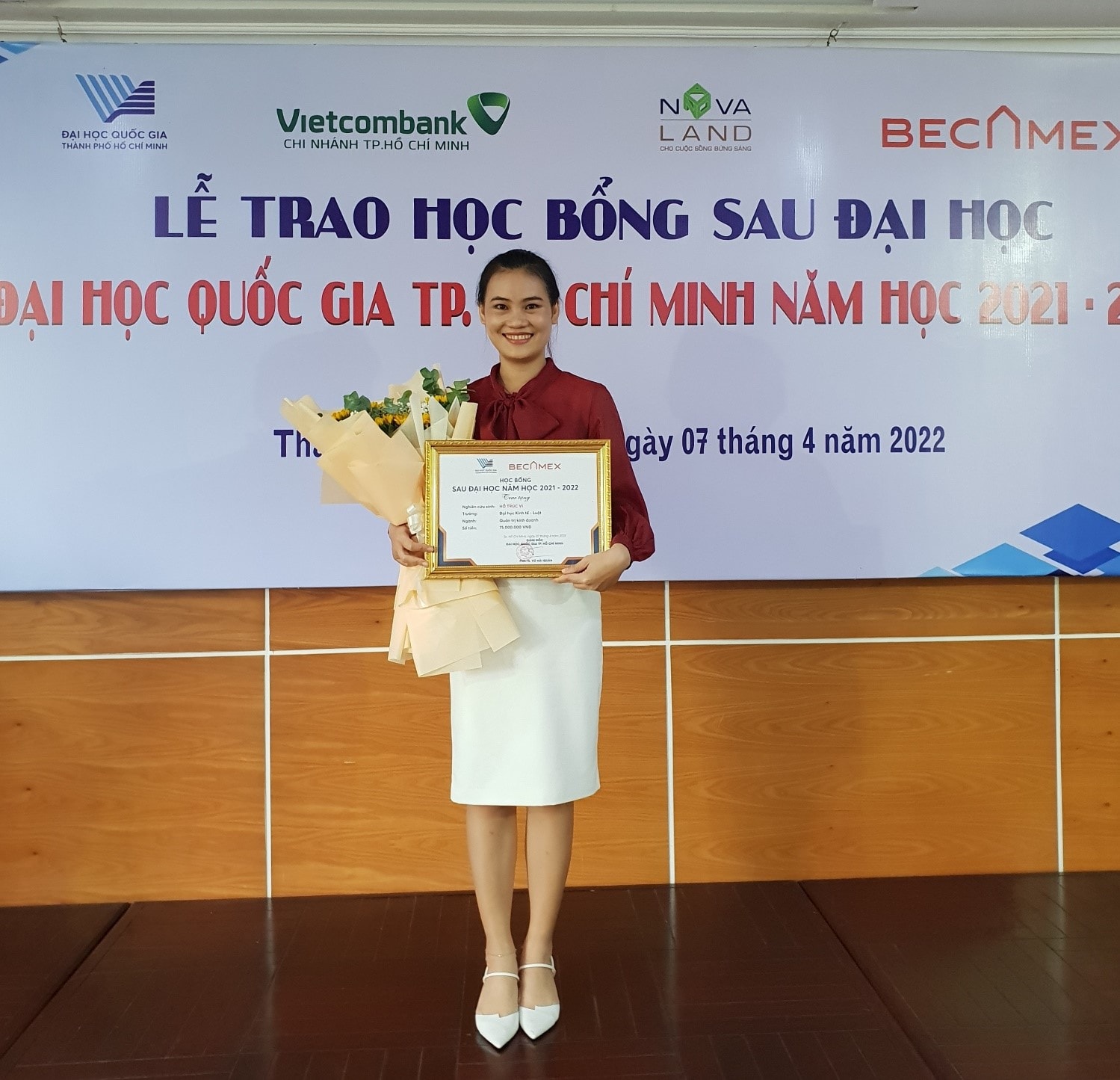 Nghiên cứu sinh Hồ Trúc Vi ngành Quản Trị Kinh Doanh trường Đại học Kinh Tế Luật tự hào và hạnh phúc khi được là 1 trong 30 sinh viên/ nghiên cứu sinh nhận Học bổng sau đại học của ĐHQG-HCM .