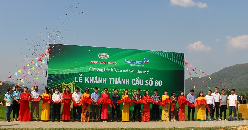 Các đại biểu cắt băng khánh thành cầu Co En