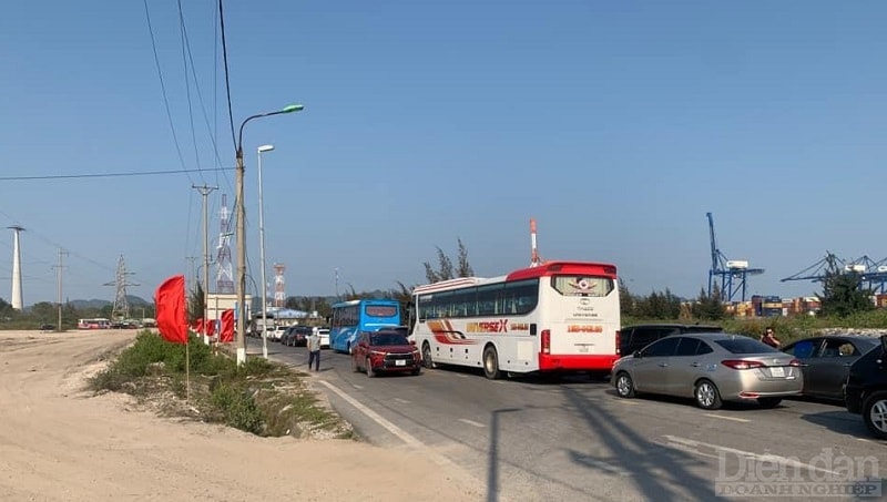 Từ trung tâm thành phố Hải Phòng, muốn đến đảo Cát Bà (huyện Cát Hải), du khách phải đi qua tuyến phà Bến Gót - Cái Viềng. Đường đi thuận tiện, chỉ còn phải vượt phà Bến Gót - Cái Viềng, hàng chục nghìn du khách đổ đến đảo Cát Bà nghỉ lễ.