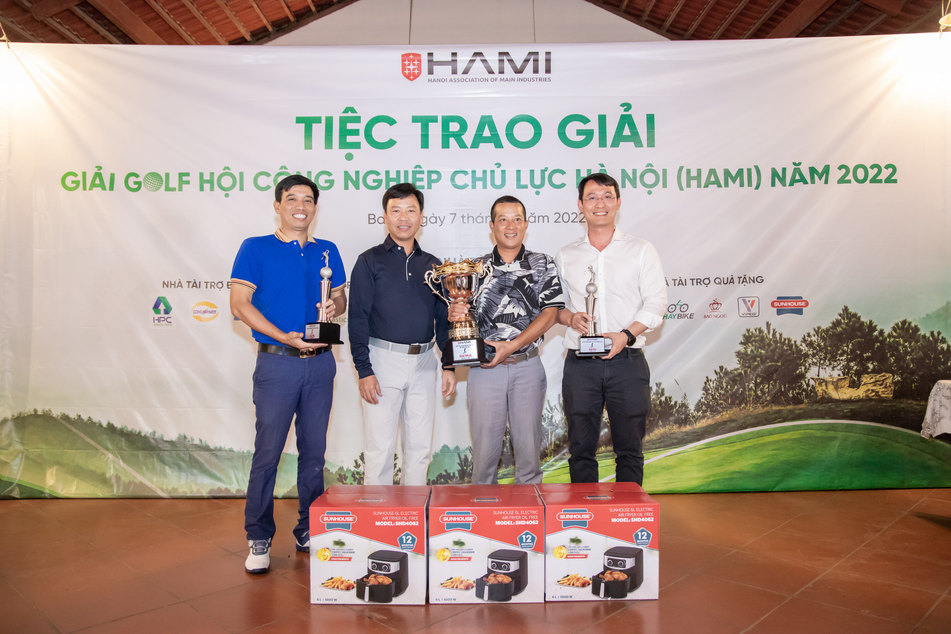 Ban tổ chức trao gải cho các golfers