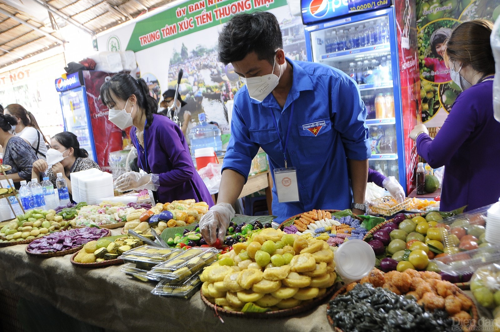 Lễ hội bánh dân gian năm nay có sự tham gia của 200 gian hàng với gần 100 loại bánh đến từ khắp mọi miền đất nước.