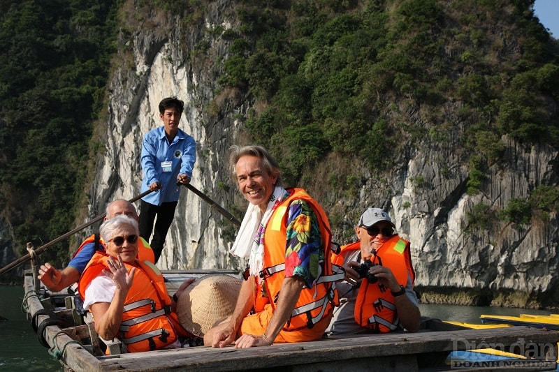 Du khách đến tham quan vịnh Lan Hạ, quần đảo Cát Bà, huyện Cát Hải