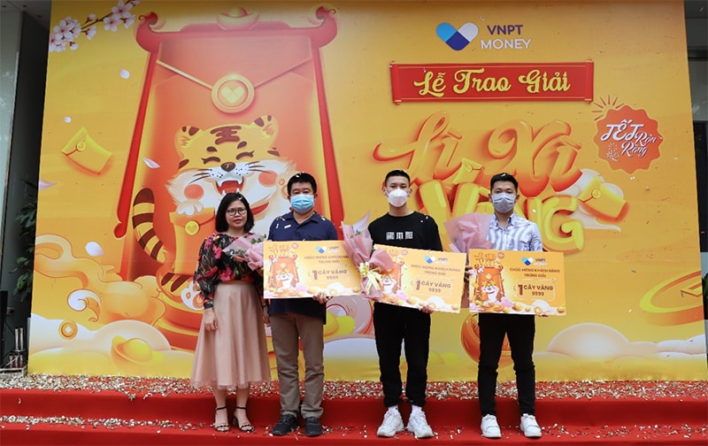 Bà Trần Thị Mai Liên chụp ảnh với 3 khách hàng may mắn trúng 1 cây vàng của CT 