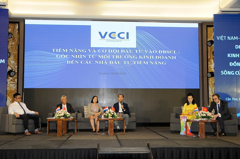 Các diễn giả và doanh nghiệp chia sẻ tại Diễn đàn kinh doanh Việt Nam - Hà Lan cho ĐBSCL - Ảnh: Đình Đại.