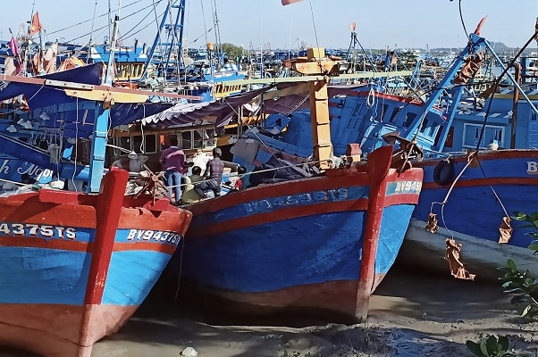 Do giá xăng dầu tăng cao đã khiến cho nhiều tàu cá của ngư dân tại một số địa phương phải “nằm bờ”. 