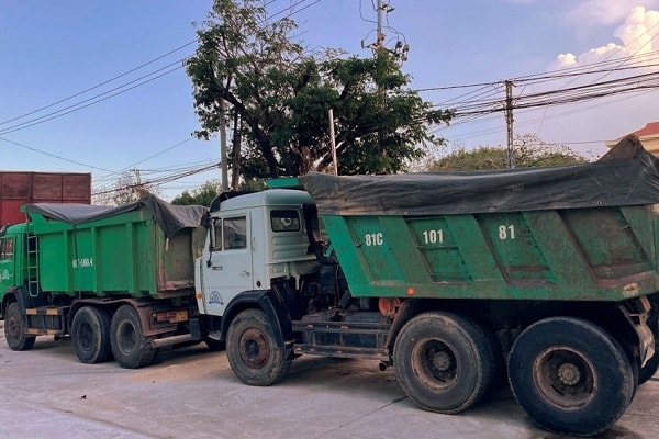 2.Phương tiện vi phạm do chở cát không rõ nguồn gốc bị bắt giữ -CACC.