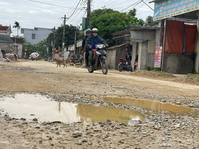 “Đoạn đường này, bên đơn vị thi công mới chỉ trải một lớp bột và tạm ngừng thi công. Chúng tôi đã nhiều lần đốc thúc nhà thầu thi công để kịp thời hoàn thành và đưa vào sử dụng tuyến đường từ trong Tết, nhưng nhà thầu vẫn không chây ì. Phía doanh nghiệp cũng cho biết, đang gặp khó khăn do giá cả vật liệu liên tục gia tăng, nên nhiều khó khăn về nguồn lực để triển khai”, ông Trường chia sẻ.