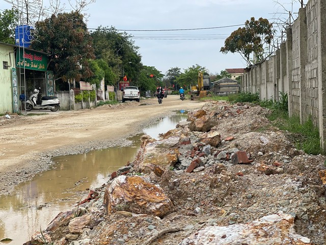 Không chỉ gây khó khăn trong việc đi lại, sau khi dừng thi công nhà thầu không thu dọn các vật liệu chắn, cột bê tông… khiến tuyến đường càng thêm nhếch nhác, các phương tiện đi lại gặp nhiều khó khăn.