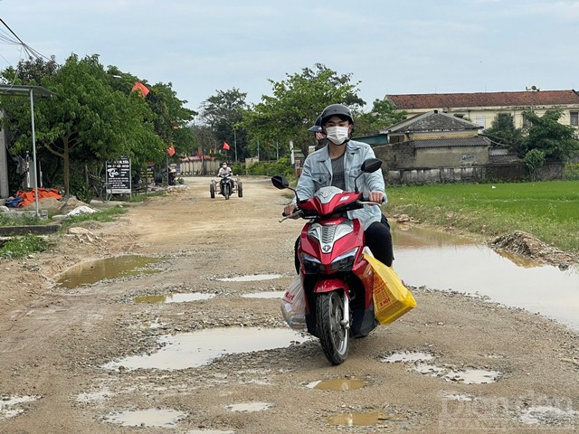 Tình trạng này kéo dài khiến người dân vô cùng bức xúc: “Đoạn đường dang dở này là tuyến giao thông “huyết mạch” nên lượng phương tiện qua lại rất lớn. Phía nhà thầu đã ngừng thi công khoảng 1 năm nay, máy móc họ đã đưa về hết. Không hiểu sao tuyến đường phía trên đã hoàn thành từ hồi cuối năm ngoái, còn đoạn đường này mấy tháng rồi vẫn không thấy làm”, một người dân sống bên đường cho hay.