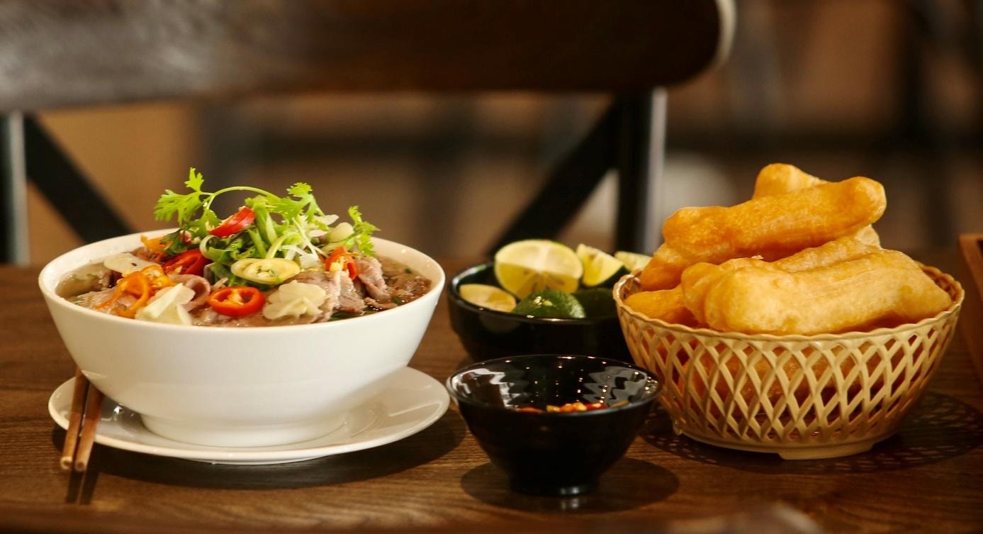Phở Thìn 13 Lò Đúc đặc trưng với món phở bò tái lăn.
