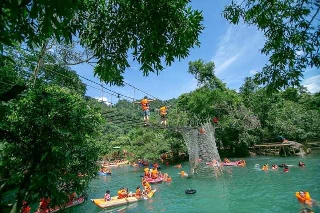 Dịp lễ, các tuyến, điểm du lịch nổi trung bình mỗi ngày tiếp đón hàng nghìn lượt khách tham quan.