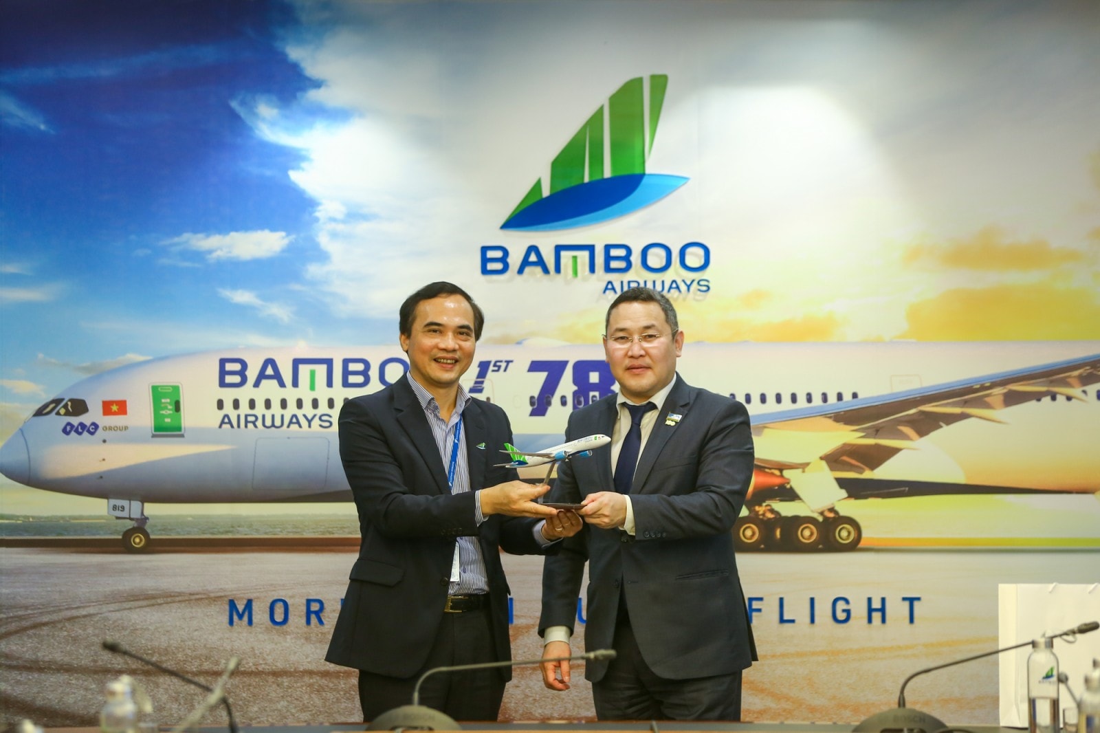 Ảnh 2: Phó Tổng giám đốc thường trực Bamboo Airways Nguyễn Mạnh Quân tặng quà lưu niệm cho Bộ trưởng Bộ Ngoại giao và Dân tộc Cộng hoà Yakutia Krirllin Gavril.