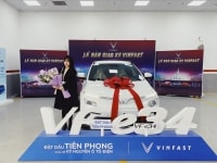 Lướt Shopee khi chờ sạc xe VinFast VF e34: “Trải nghiệm thú vị”